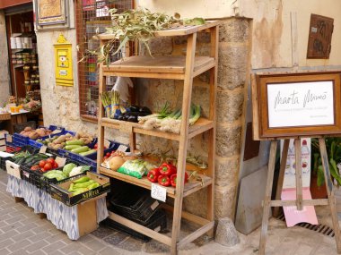 Carrer de la luna, Soller, Mallorca, Balearic Adaları, İspanya 'daki bir meyve ve sebze dükkanından görüntüler