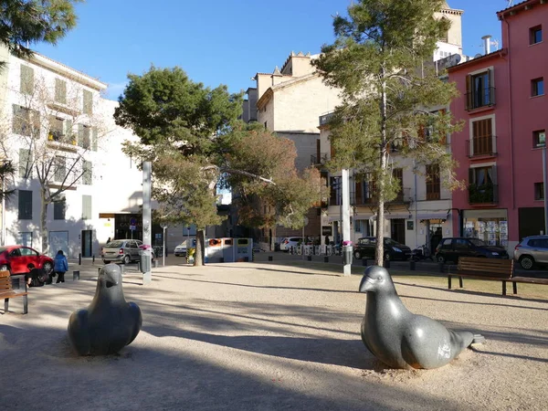 스페인 발레아레스 제도의 르카에 비둘기 조각품들 — 스톡 사진