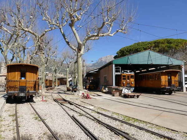 스페인 발레아레스 제도의 기차역에 역사적 기관차 — 스톡 사진