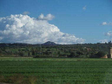 Güzel bulut resimli huzurlu Majorcan kırsalları, Mallorca, Balearic Adaları, İspanya