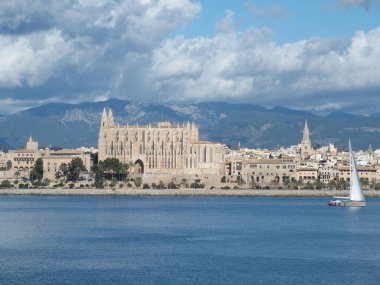 Almudaina Sarayı (solda) ve La Seu Katedrali (ortada) denizden, Palma, Mallorca, Balearic Adaları, İspanya
