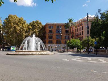 Palma, Mallorca, Balearic Adaları, İspanya 'da Passeig des Born' un önündeki kavşağın ortasındaki çeşme.