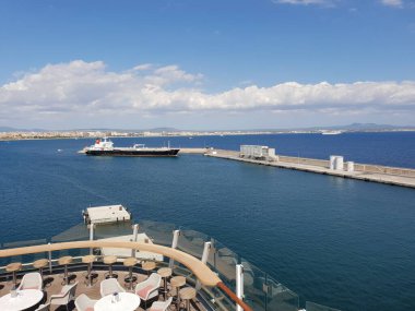 Palma Limanı, Mallorca, Balearic Adaları, İspanya 'da bir yolcu gemisinin güvertesinden görülen bir şilep.