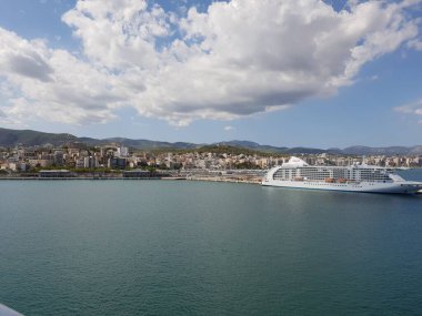 Palma, Mallorca, Balearic Adaları, İspanya 'nın liman ve ufuk çizgisi, solunda bir Cruise gemisi var.