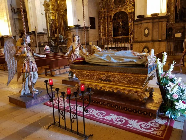 스페인 제도의 프란치스코 대성당에 조각품을 가지고 — 스톡 사진