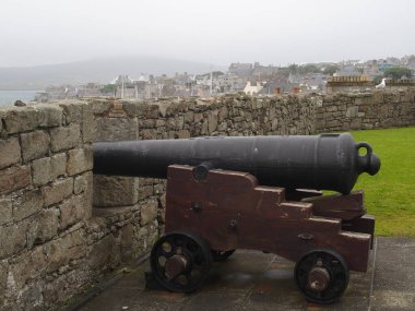Fort Charlotte 'daki tarihi top, arka planda Lerwick kasabası, Shetland Adaları, İskoçya, İngiltere