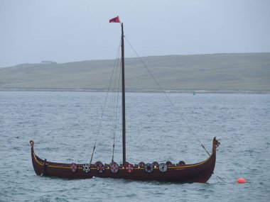 Lerwick, Shetland Adaları, İskoçya, İngiltere açıklarındaki Bressay Sound 'daki bir Viking gemisinin kopyası.