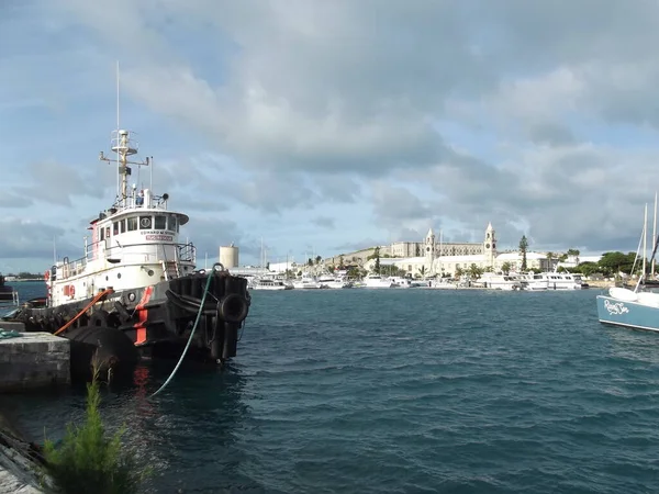Kraliyet Donanma Tersanesinin Rıhtımında Römorkör Grand Bermuda Bermuda Arka Planda — Stok fotoğraf