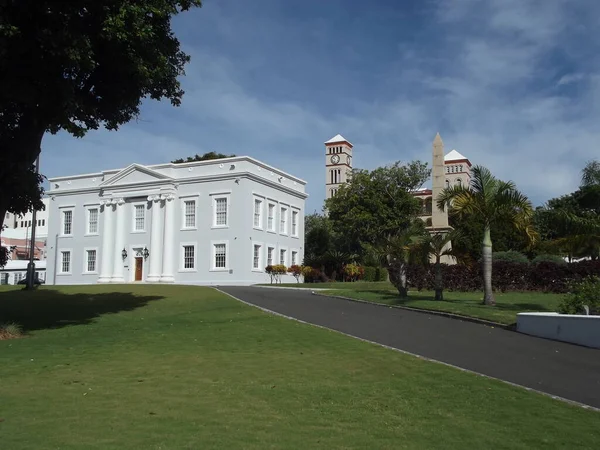 离开了位于百慕大大百慕大汉密尔顿的内阁大楼 右边是百慕大战争纪念馆 方尖碑 位于最高法院会议厅后面 — 图库照片