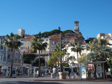 Otobüs durağı, tepe ve Fransa Kalesi 'nin arkasında Notre-Dame de Lesperance kilisesi kulesi var.