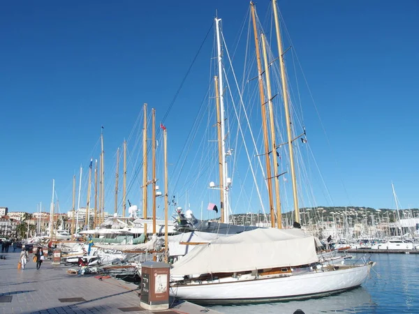 法国戛纳港的帆船和长廊 — 图库照片
