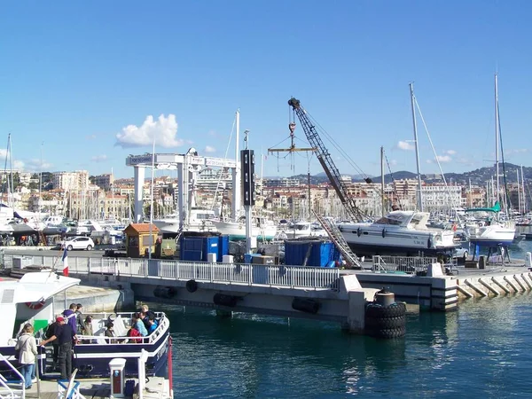 法国戛纳港的船只和港口设施 — 图库照片