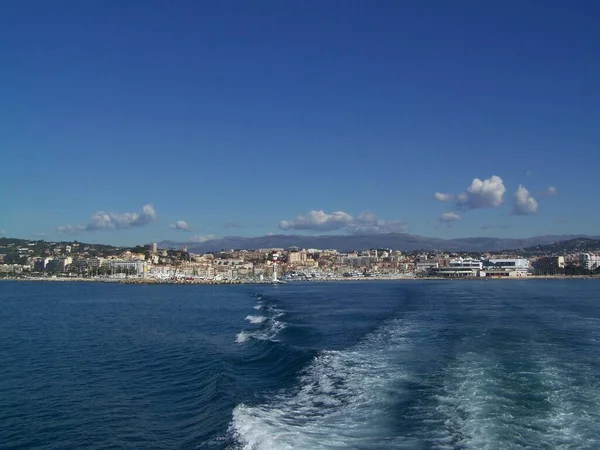 Skyline Cannes Francja Alpami Morskimi Tle — Zdjęcie stockowe