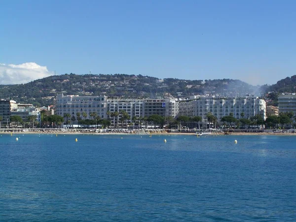 Plaża Domy Apartamentowe Przy Słynnej Croisette Cannes Francja — Zdjęcie stockowe