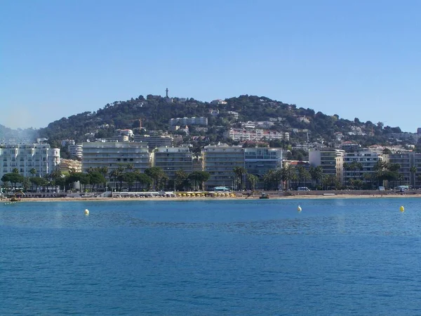 法国戛纳著名的克罗伊塞特海滩和公寓楼 — 图库照片