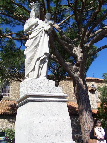 Статуя Марии Младенца Иисуса Дворе Замка Кастель Канны Франция — стоковое фото