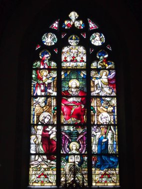 Sundern, Sauerland, Kuzey Ren-Vestfalya, Almanya 'daki St. Johannes Kilisesi' nin lekeli camları.