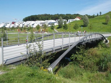 Almanya 'nın Kuzey Ren-Vestfalya bölgesindeki Hoerde' nin Dortmund banliyösündeki Phoenix Gölü 'ndeki Büyükelçilik Köprüsü.