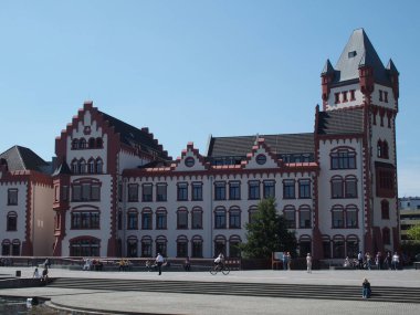 2011 'de yenilenen Hoerder Şatosu, bugün Almanya' da bir seminer binası olan Kuzey Ren-Vestfalya 'nın Dortmund banliyösündeki Hoerder Kalesi.