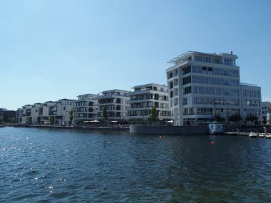 Hoste, Kuzey Ren-Vestfalya, Almanya 'nın Dortmund banliyösündeki Phoenix Gölü' nde modern evler ve gezinti güverteleri