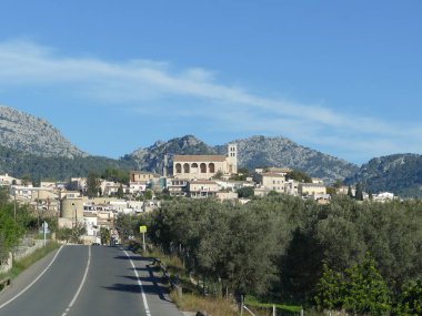 Selva, Mallorca, Balearic Adaları, İspanya, resmin ortasında St. Llorenc Kilisesi, arka planda Tramuntana Dağları