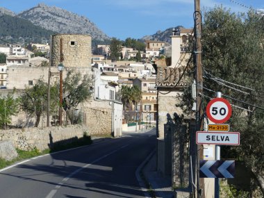 Selva, Mallorca, Balearic Adaları, İspanya girişi, arkada Tramuntana dağları