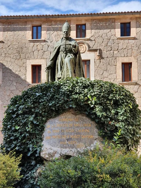 Статуя Бисбе Кампинс Дворе Святилища Люка Майорка Балеарские Острова Испания — стоковое фото