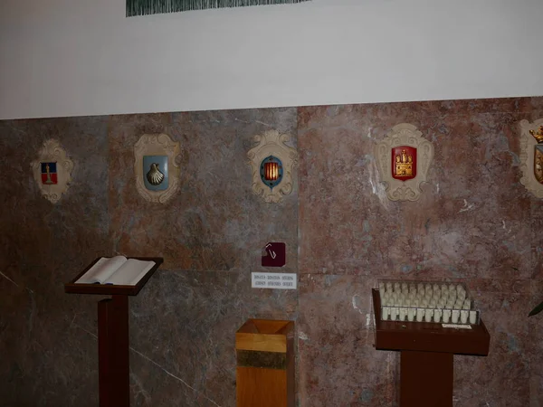 단체들의 문장들은 스페인의 아레스 말로카에 보호구역의 수도원 교회의 전시되어 — 스톡 사진
