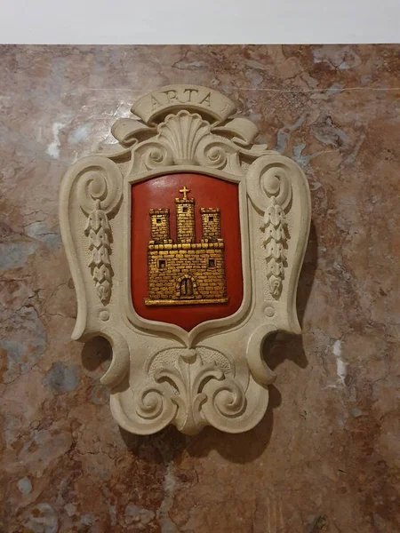 Lluc聖域の修道院教会の隣接する部屋で マヨルカ島 バレアレス諸島 スペイン マヨルカ島のコミュニティの腕のコートが表示されます — ストック写真