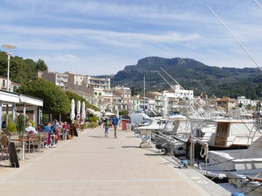 Port de Soller limanı, Mallorca, Balearic Adaları, İspanya, arkada Tramuntana dağları