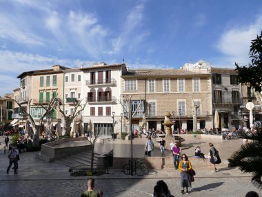 Placa constitucio (Anayasa karesi) Soller, Mallorca, Balearic Adaları, İspanya 'da, ön planda bir çeşme ile