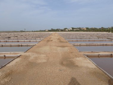 Es Trenc, Mallorca, Balearic Adaları, İspanya 'nın tuz tarlalarından geçen baraj.