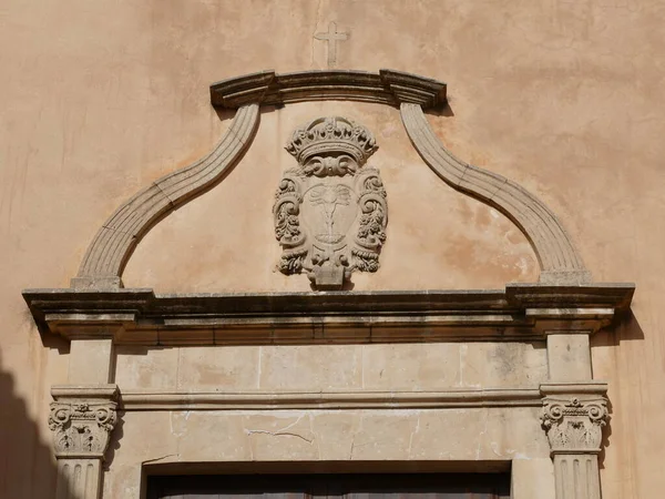 スペイン バレアレス諸島 サルバドルの修道院教会への入り口の上の紋章 — ストック写真