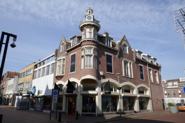 Den Helder, Kuzey Hollanda, Hollanda, Hollanda 'daki yaya caddesindeki tarihi bina.