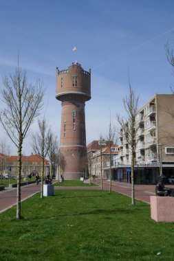 Den Helder 'in eski su kulesi, Kuzey Hollanda, Hollanda, önünde modern heykeller olan