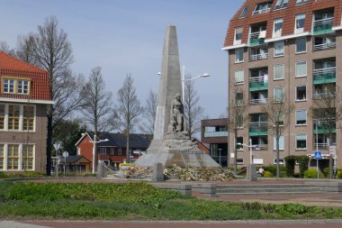 Kuzey Hollanda, Den Helder 'de bir döner kavşakta savaş anıtı (altın harfler: şehit olanlar için))
