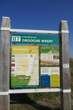 Julianadorp, Kuzey Hollanda yakınlarındaki Drooghe Weert plaj girişindeki bilgi panosu (tahtalar hayvanlar, bitkiler, çevre ve durum hakkında birden fazla bilgi verir)