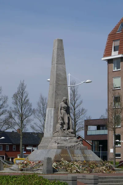 Háborús Emlékmű Egy Körforgalomban Den Helderben Észak Hollandiában Hollandiában Arany — Stock Fotó