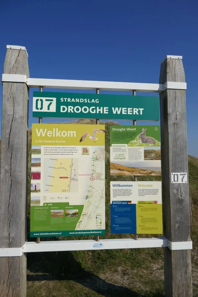 Julianadorp, Kuzey Hollanda yakınlarındaki Drooghe Weert plaj girişindeki bilgi panosu (tahtalar hayvanlar, bitkiler, çevre ve durum hakkında birden fazla bilgi verir)