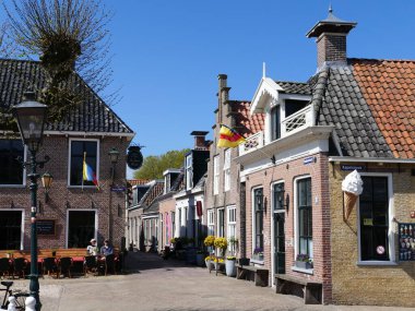Sloten (Frizce) Sleat, Friesland, Hollanda 'nın ortasındaki sakin meydan