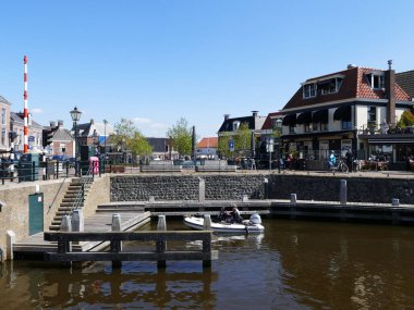 Lemmer (Frizce) De Lemmer (Ijsselmeer 'deki liman kasabası, çok büyük bir göl), Friesland, Hollanda' nın merkezindeki Jetty ve restoranlar