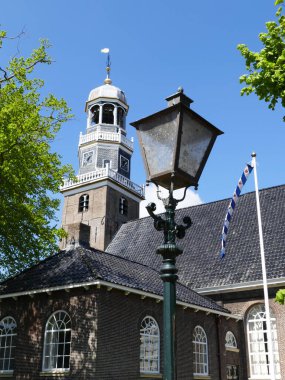 Lemmer (Frizce) De Lemmer 'deki (Ijsselmeer' deki liman kasabası, çok büyük bir göl) eski fener ve otobur kerk (yenilenmiş kilise), Friesland