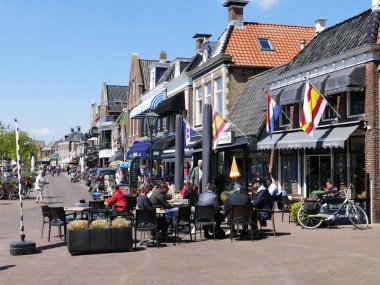 Geniş kanalın her iki tarafında da çok sayıda dükkan, restoran ve kafe bulunmaktadır (Dutch) Lemmer (Frizce) De Lemmer (Ijsselmeer 'deki liman şehri, çok büyük bir göl), Friesland, Hollanda