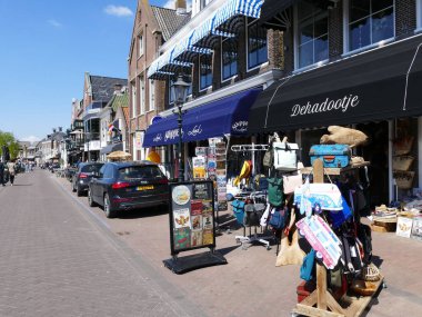 Geniş kanalın her iki tarafında da çok sayıda dükkan, restoran ve kafe bulunmaktadır (Dutch) Lemmer (Frizce) De Lemmer (Ijsselmeer 'deki liman şehri, çok büyük bir göl), Friesland, Hollanda