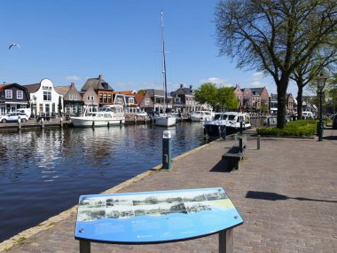 (Hollandalı) Lemmer (Frizce) De Lemmer (Ijsselmeer 'deki liman kasabası, çok büyük bir göl), Friesland, Hollanda' dan geçen geniş kanal, ön planda hem turistler hem de kayıkçılar arasında popülerdir.