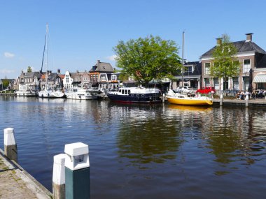 Kanalın rıhtımındaki yatlar (Dutch) Lemmer (Frizce) De Lemmer (Ijsselmeer 'deki liman kasabası, çok büyük bir göl), Friesland, Hollanda