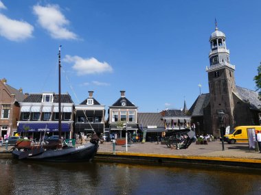 Lemmer (Frizce) De Lemmer 'in (Ijsselmeer' deki liman kasabası, çok büyük bir göl), Friesland, Hollanda, Hollanda, Hervormde Kerk 'ün (ıslah edilmiş kilise) tipik düz tabanlı yelkenli gemisi)