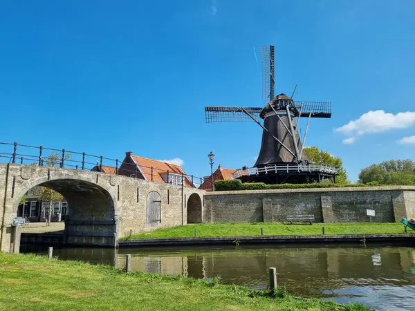 Ιστορικός Μύλος Kaai Οχυρώσεις Πόλεων Και Γέφυρα Καναλιών Στο Ολλανδικό — Φωτογραφία Αρχείου