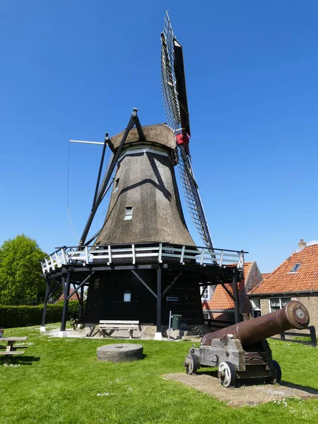 历史风车 Kaai Dutch Sloten Frisian Sleat Friesland Netherlands Medieval Cannon — 图库照片