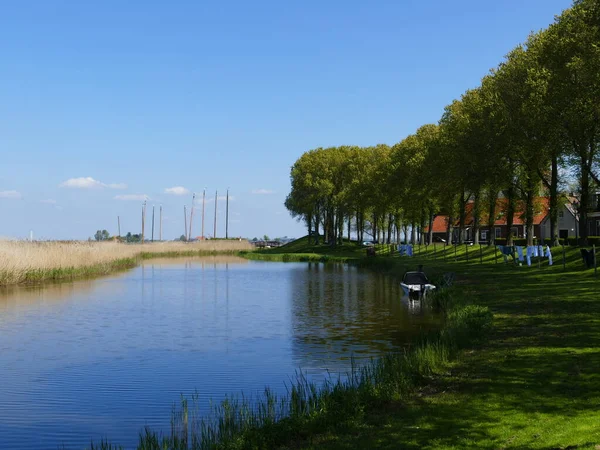 Kanał Spokojnym Krajobrazie Prawej Stare Mury Obronne Holenderskiego Sloten Fryzyjskiego — Zdjęcie stockowe